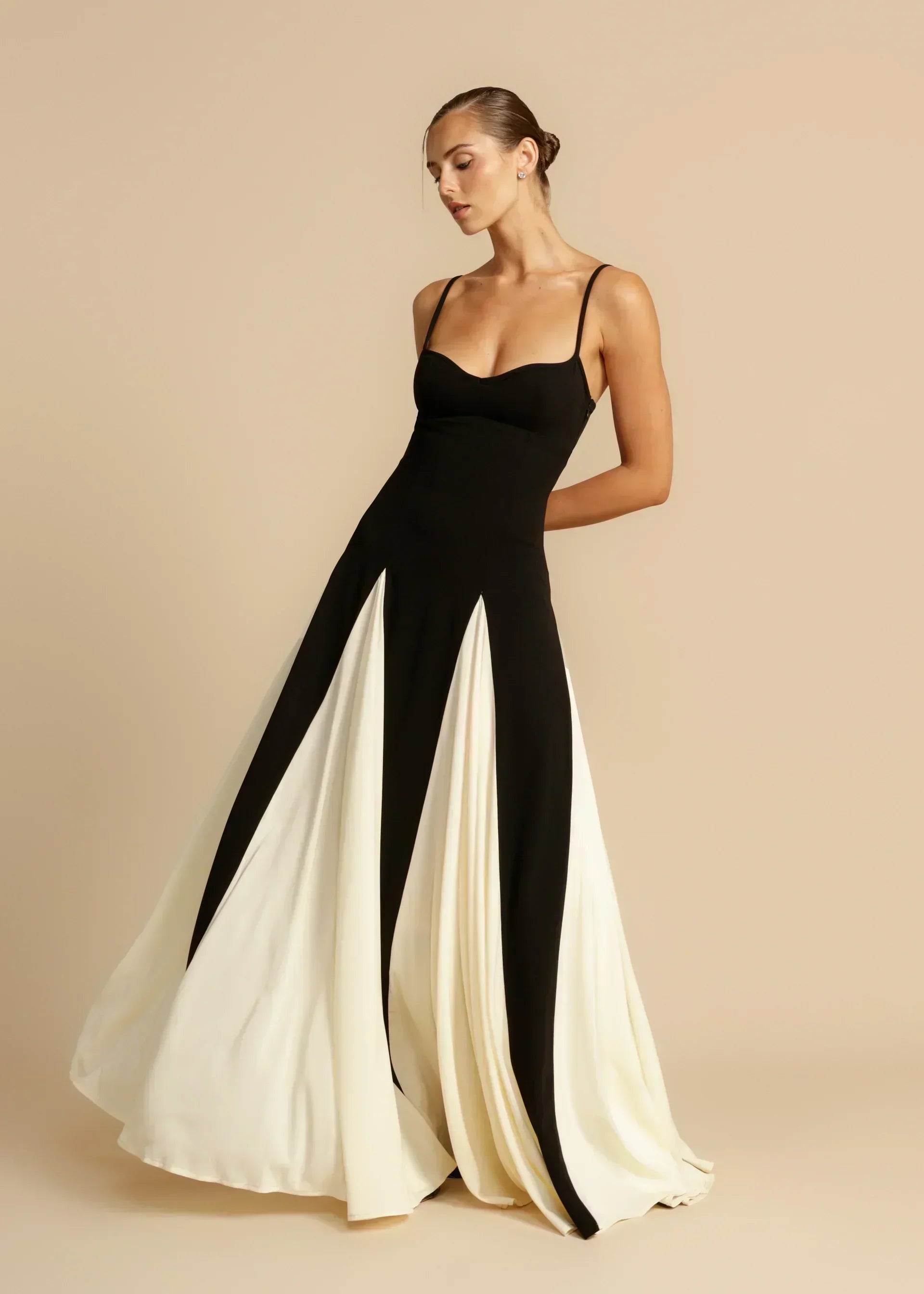 Oshrit™ | Vestido Maxi Elegante con Volantes en Contraste